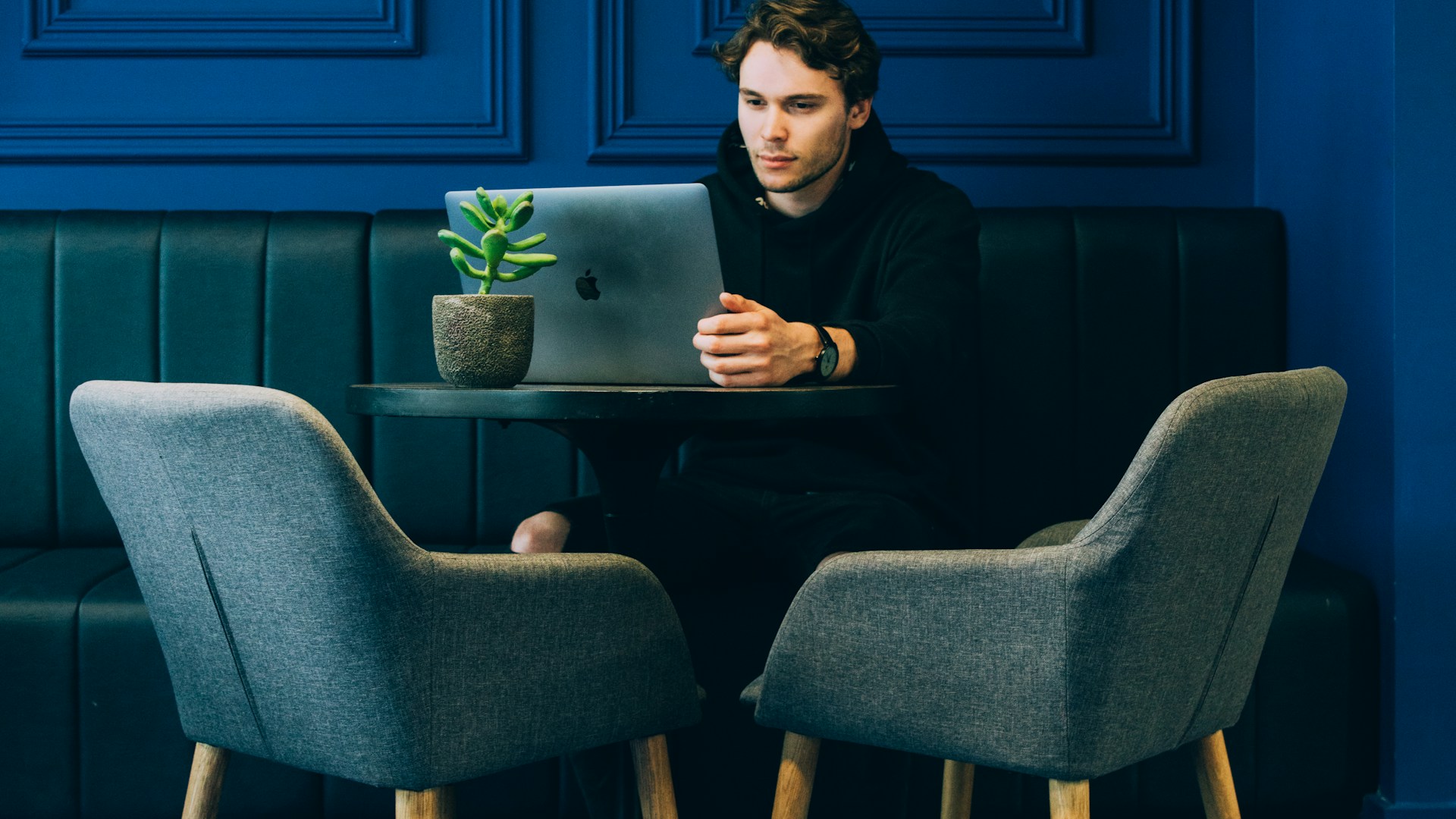 Expert-comptable solo travaillant avec l'IA